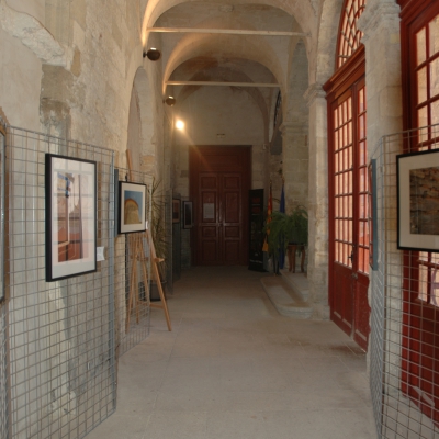 Couloir principal de l'Ecole d'Avignon, Maison du Roi René. 