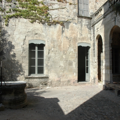 Cour de l'Ecole d'Avignon, Maison du Roi René.